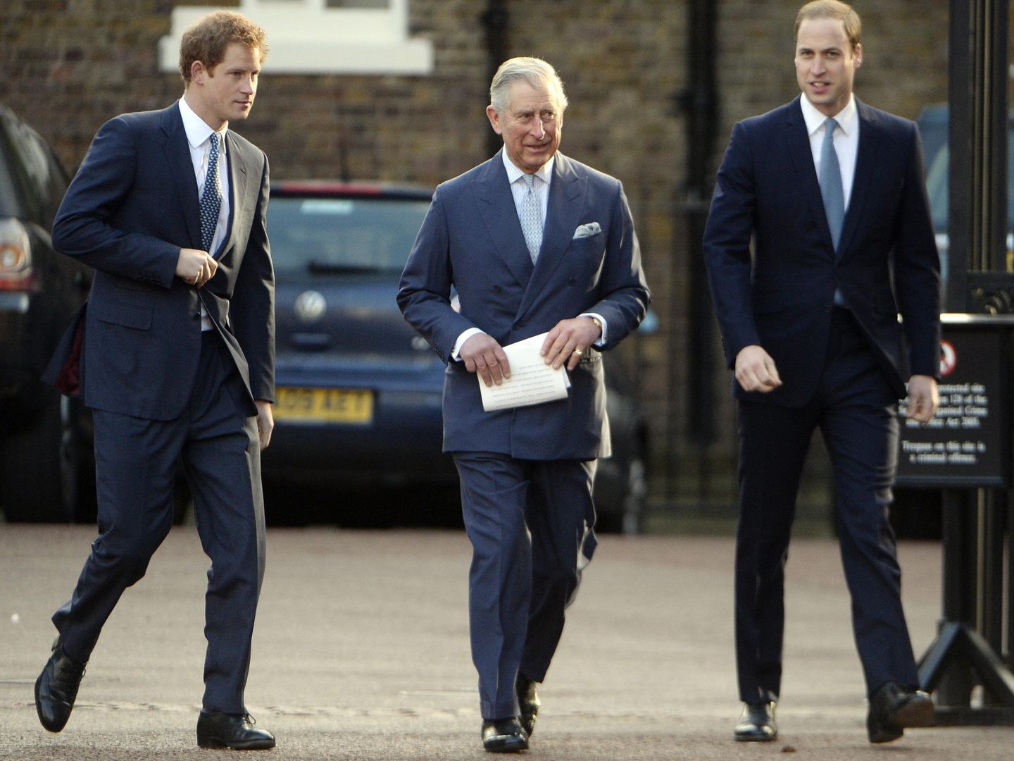 El príncipe Carlos de Inglaterra con sus hijos, en una imagen de archivo. (EFE)