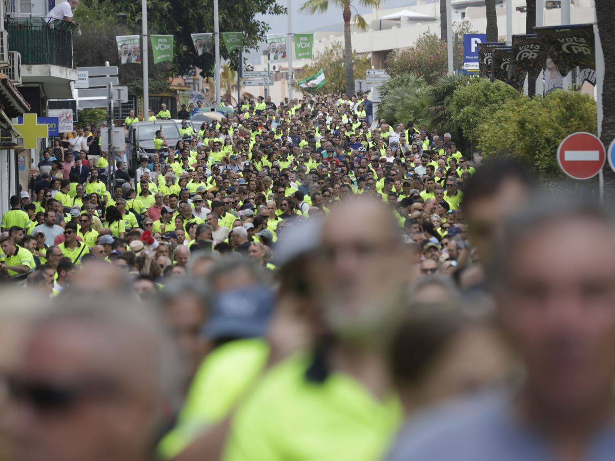 Foto: Unas 2.000 personas secundan la manifestación de los trabajadores de Acerinox en Algeciras. (EFE/A. Carrasco Ragel)