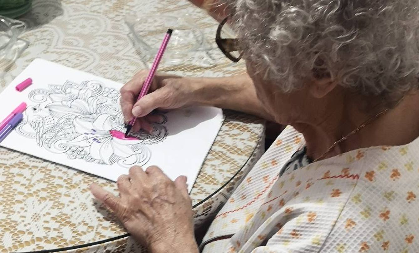 Gregoria, pintando uno de los dibujos que le ha traído su nieta. (R.C)
