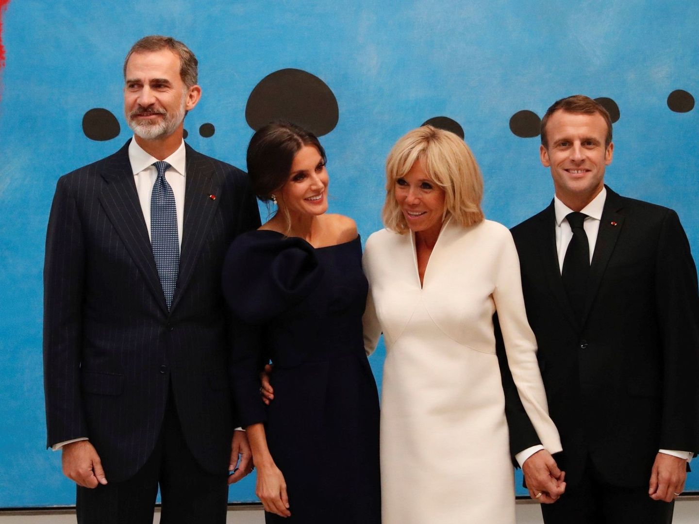 Los Reyes y los Macron, en la exposición de Joan Miró. (EFE)