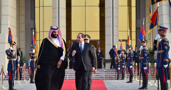 Foto: El príncipe heredero saudí Mohamed ben Salman junto al presidente egipcio, Abdel Fatah al Sisi, durante una visita a Egipto. (Reuters) 