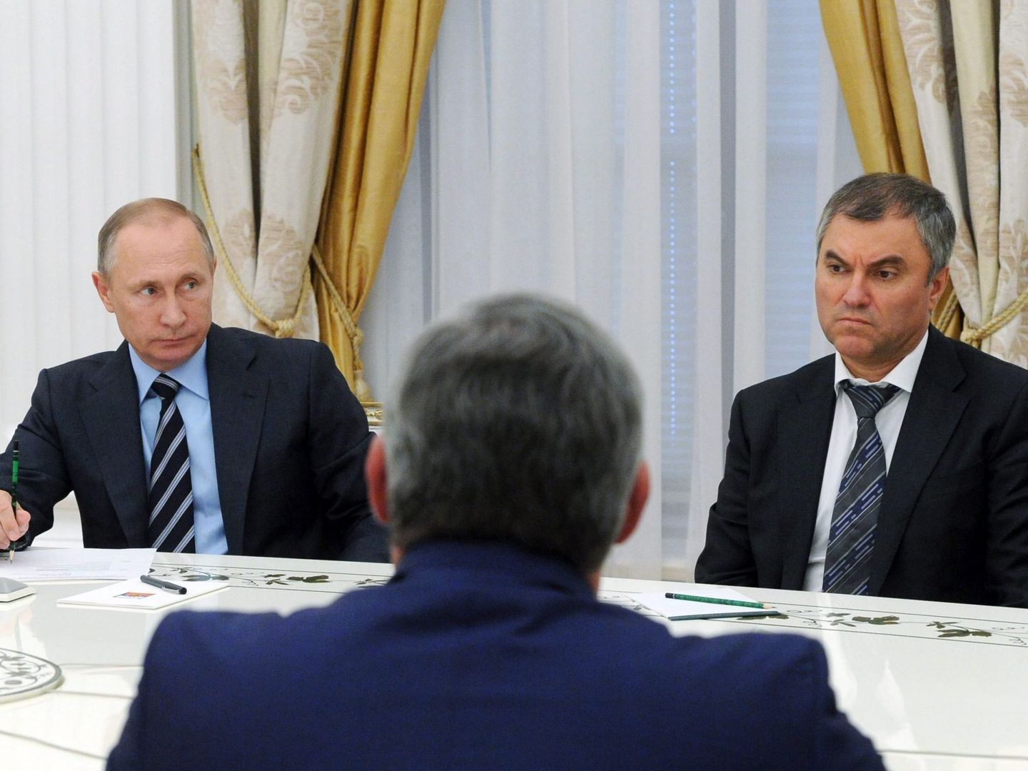 Viacheslav Volodin junto a Vladímir Putin durante una reunión con los líderes de los partidos políticos con presencia parlamentaria, en septiembre de 2016 (EFE)