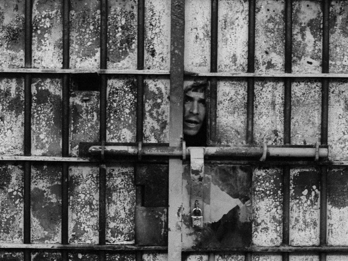 Foto: Motín de presos en la cárcel de Carabanchel, en Madrid, en 1983. (Marisa Flórez)