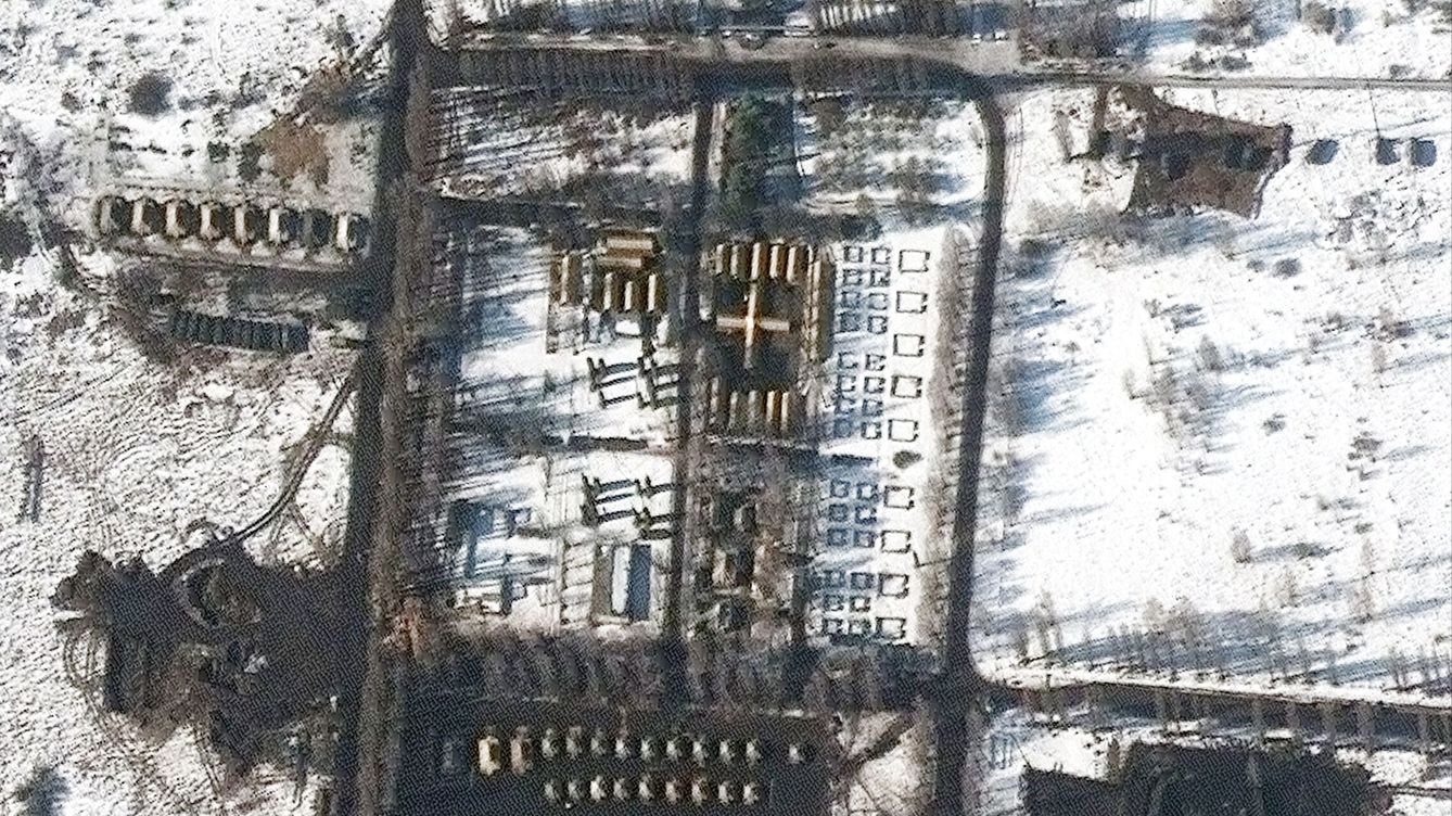 Foto: Imagen satélite de soldados rusos en Bélgorod. (EFE/EPA/Maxar)