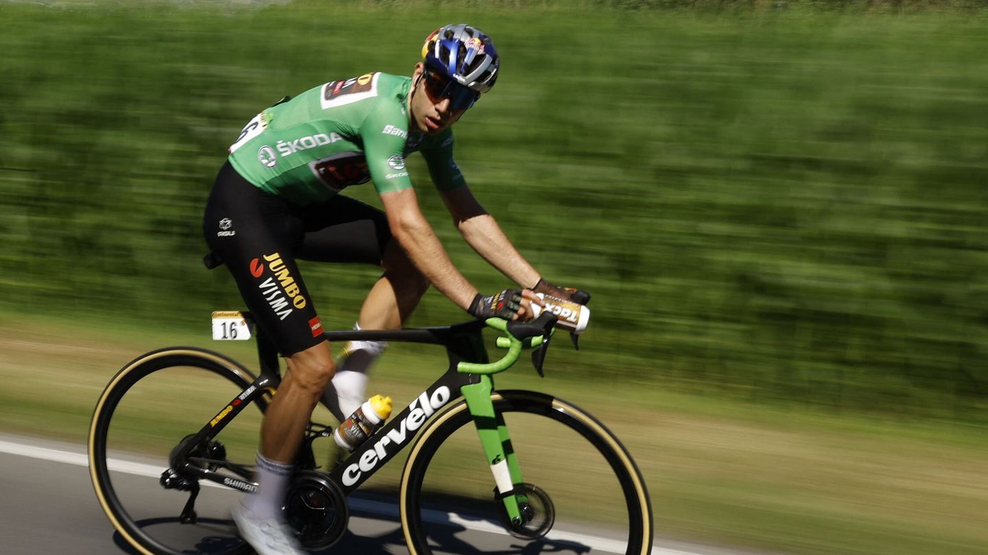 Van Aert, en acción durante la novena etapa. (REUTERS/Christian Hartmann)