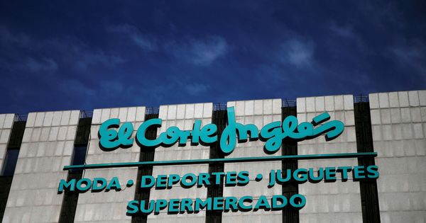 Foto: Logo de El Corte Inglés en uno de sus centros comerciales en Madrid. (Reuters)