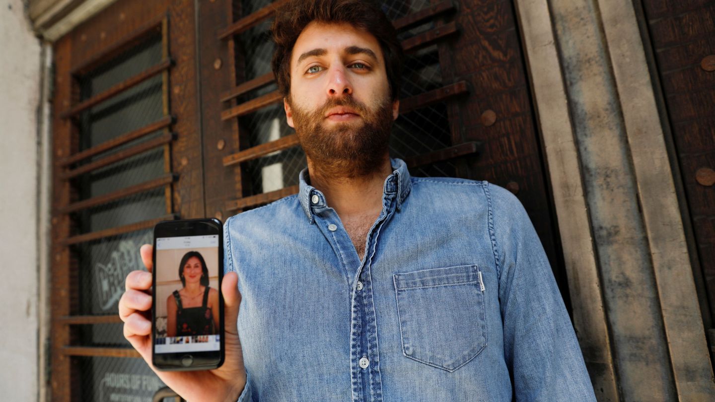 El primogénito de Daphne, Matthew Caruana Galizia, muestra una foto de su madre en Nueva York.(Reuters)