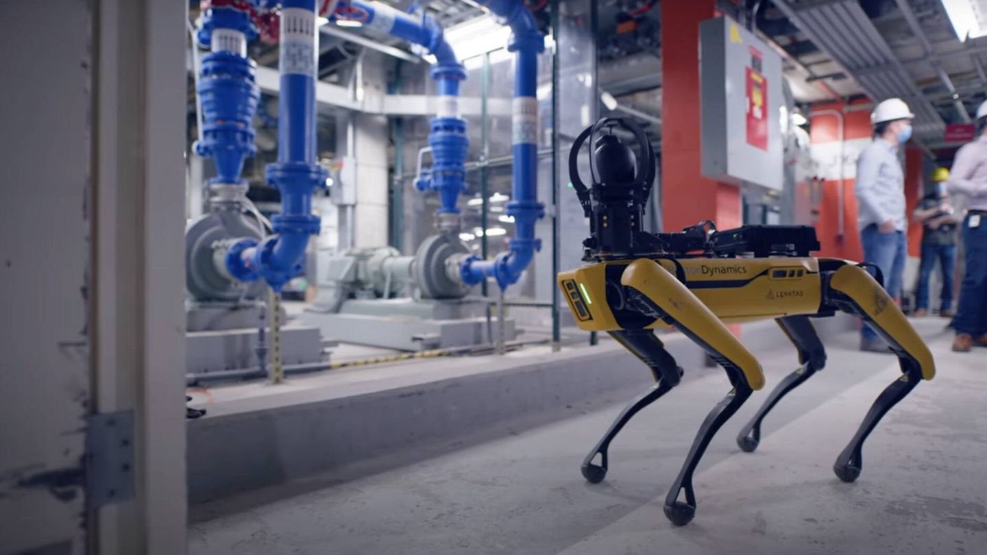Uno de los robots con cerebro ChatGPT inspeccionando una fábrica de Global Foundries. (Levatas)