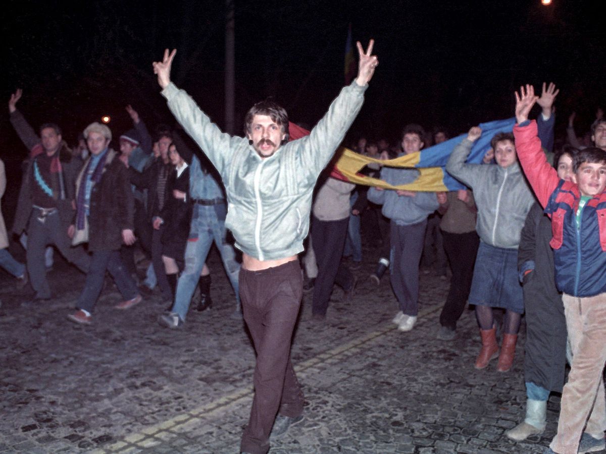 Foto: Varios manifestantes celebrando el fin de Nicola Ceausescu. (Reuters)