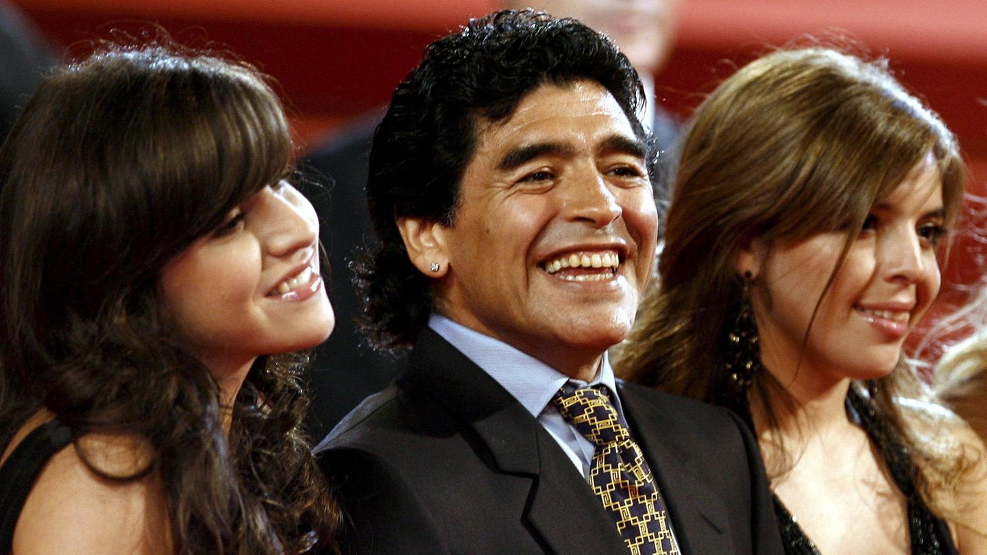 Maradona, en 2008 con sus hijas Dalma y Gianinna. (EFE)