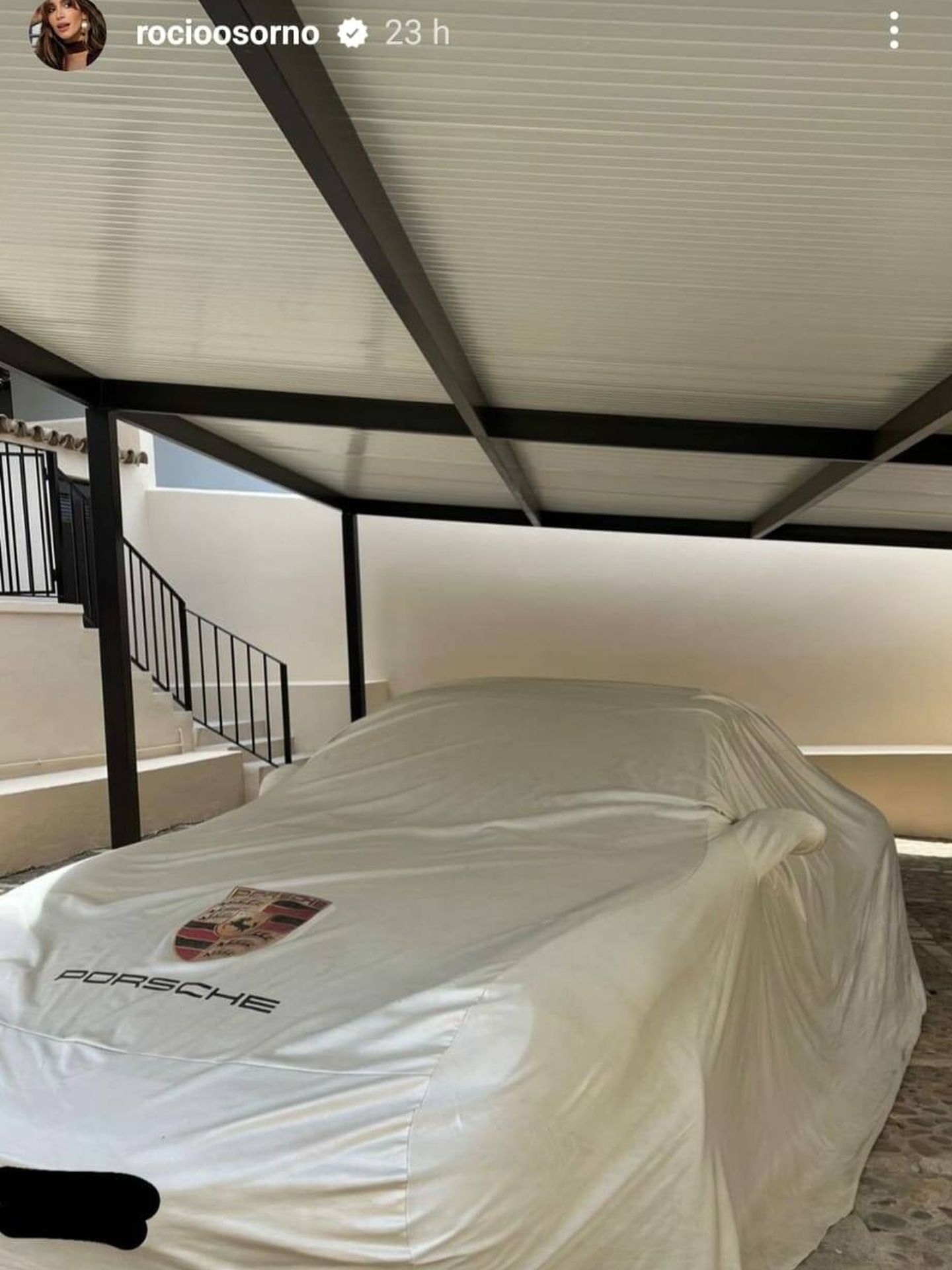 El Porsche de Rocío Osorno antes de quitarle la funda protectora. (Instagram/@rocioosorno)
