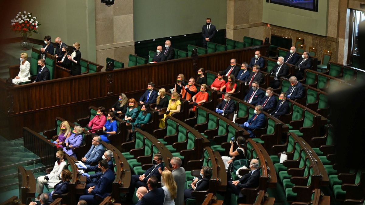 Diputadas forman bandera arcoíris en la toma de posesión del presidente de Polonia