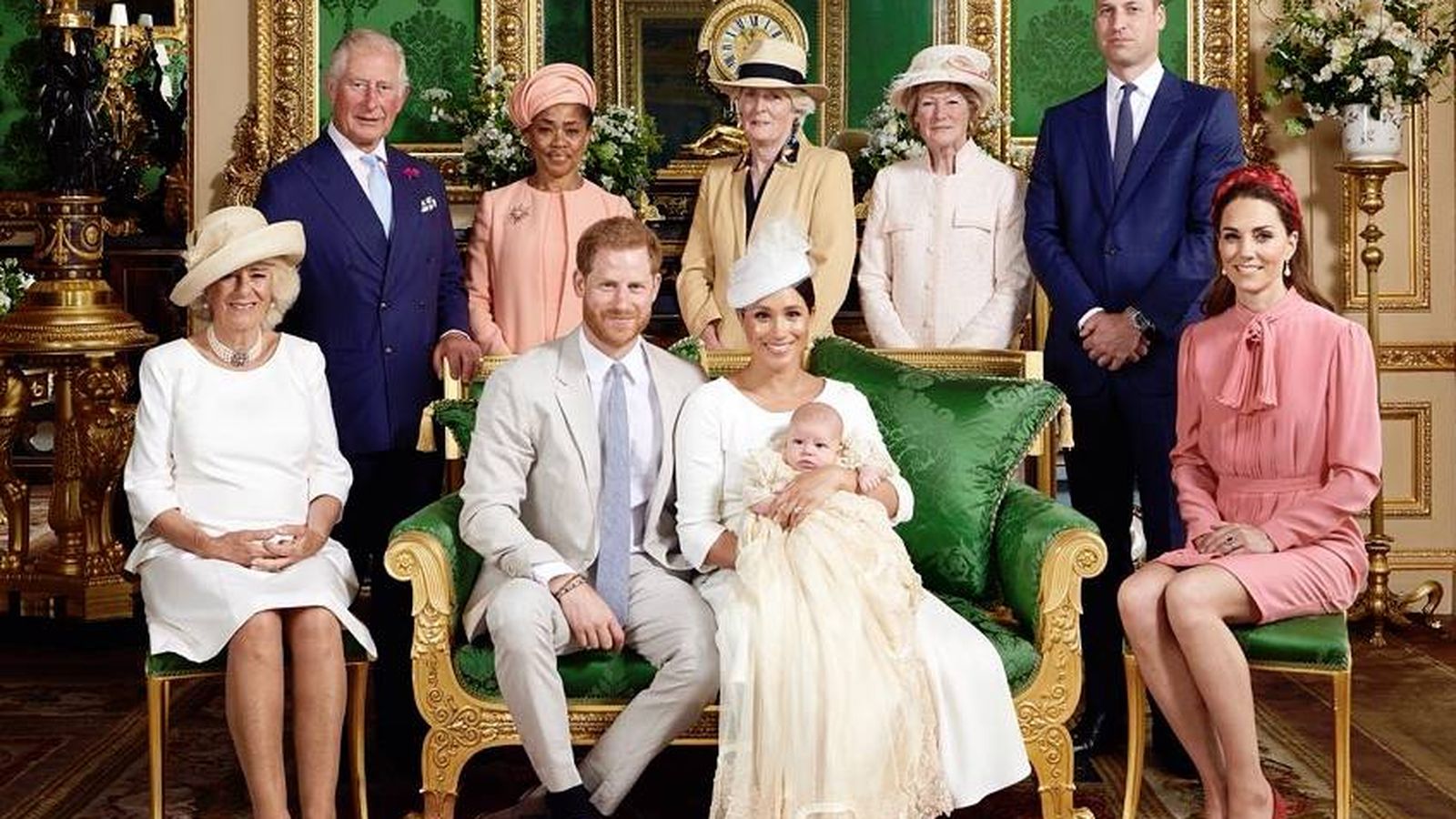 Foto: Los Sussex y su familia en la foto oficial del bautizo de Archie. (IG)