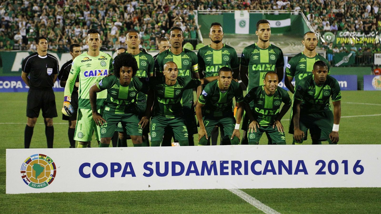 Foto: El equipo Chapecoense, con Cléber Santana, tercero por la izquierda en la fila de arriba. (EFE)