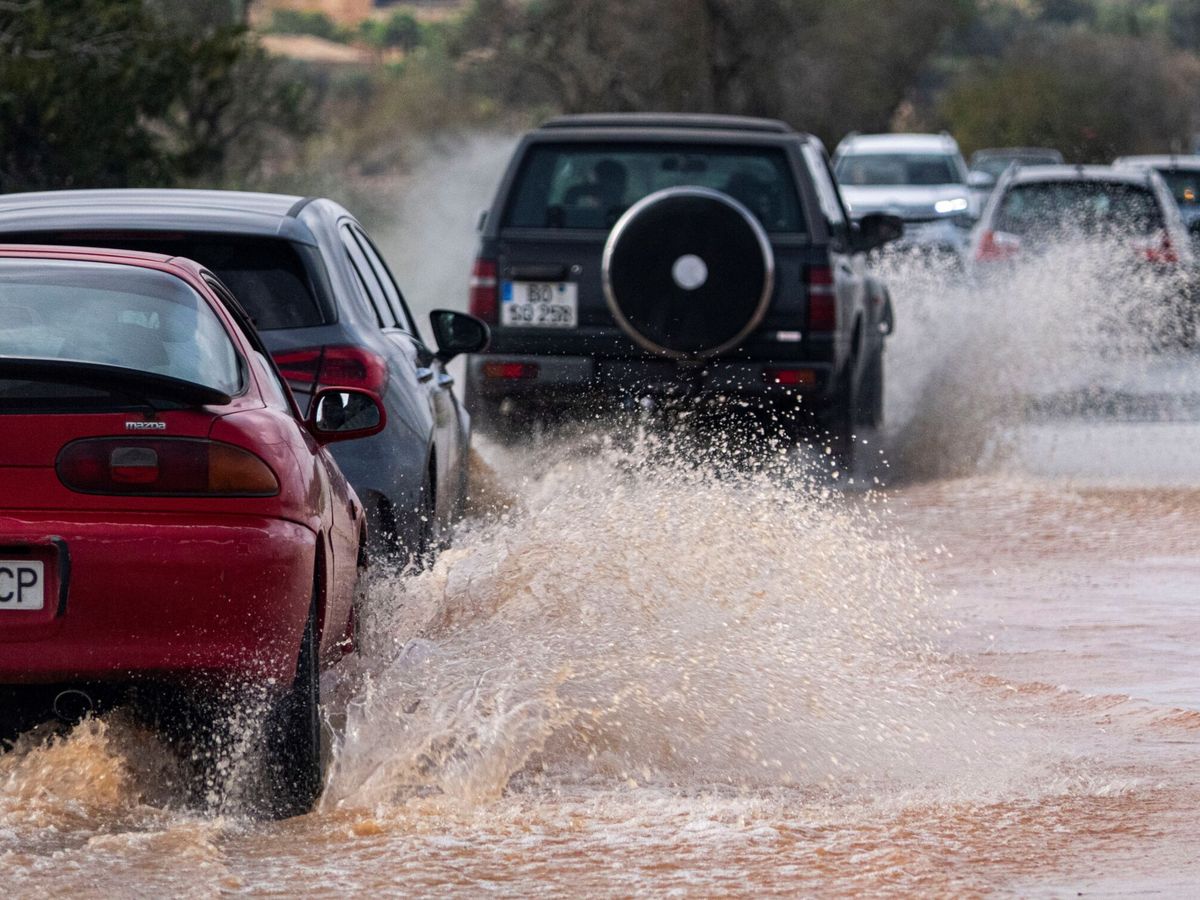 Foto: Cortadas cuatro carreteras de Mallorca por las fuertes lluvias. (EFE) 
