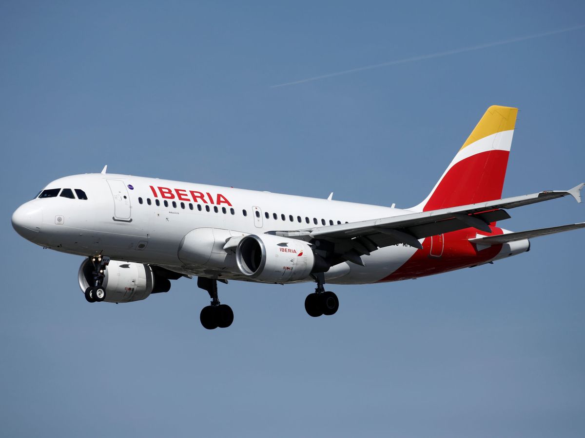 Foto: Un avión de Iberia aterriza en el aeropuerto de Orly, cerca de París. (Reuters)