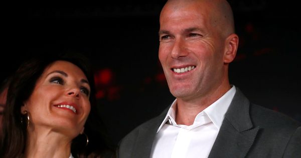 Foto: Zidane junto a su mujer, Veronique, en la presentación como nuevo entrenador del Real Madrid. (Efe)