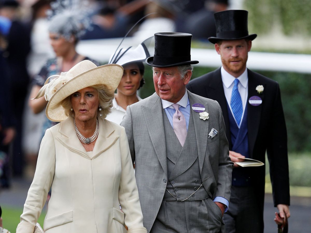 Foto: Los Sussex, con Carlos III y Camila en una foto de archivo. (Reuters/Peter Nicholls)