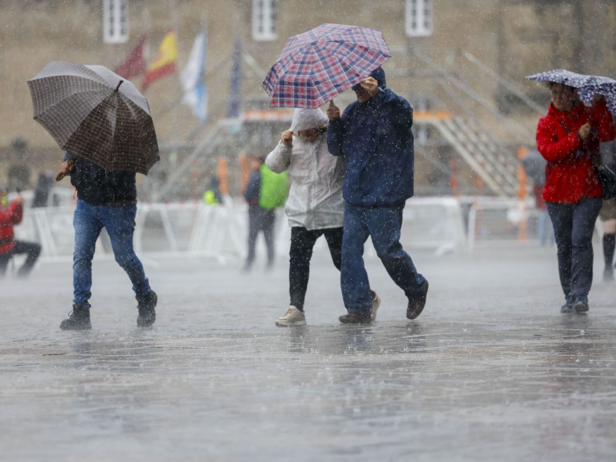 Foto: Lluvias y viento en Santiago de Compostela (Galicia) este sábado (EFE/Lavandeira jr)