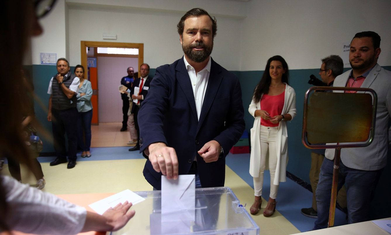 Iván Espinosa de los Monteros acude a votar al Colegio San Agustín de Madrid. (EFE/Chema M.)