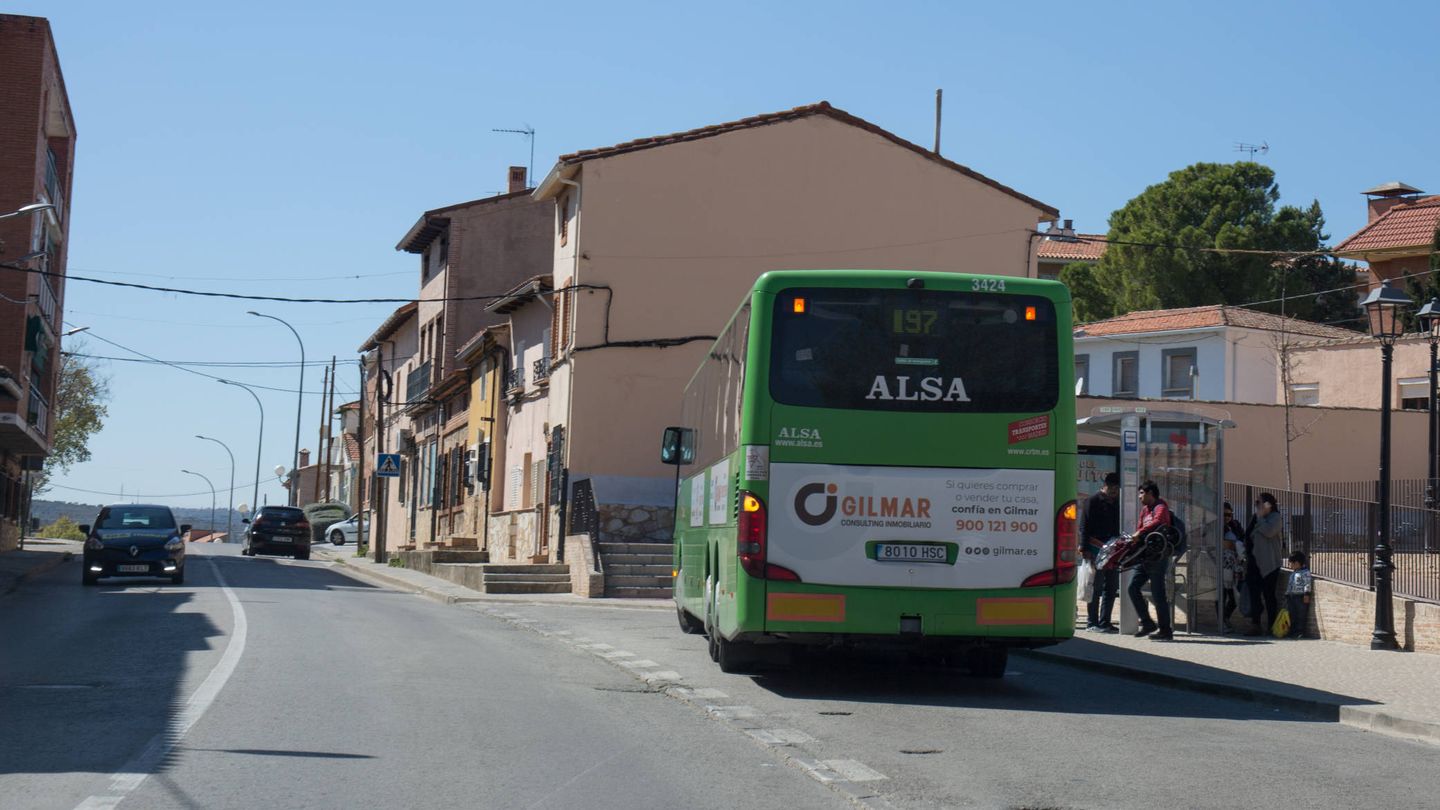 El transporte es una de las principales críticas en el medio rural de Madrid. (D.B.)