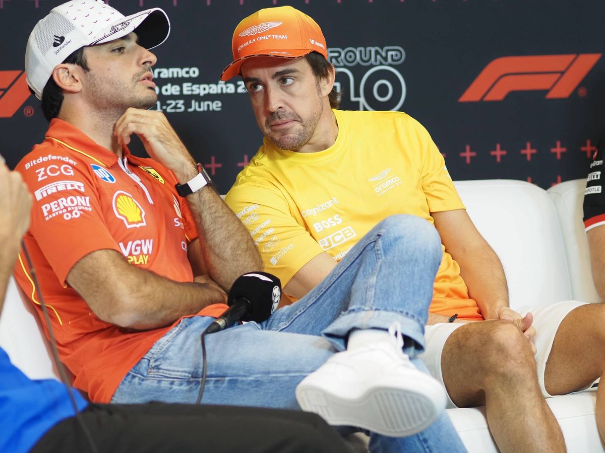 Foto: Sainz, junto con Alonso en la rueda de prensa oficial del GP de España. (Javier Rubio)