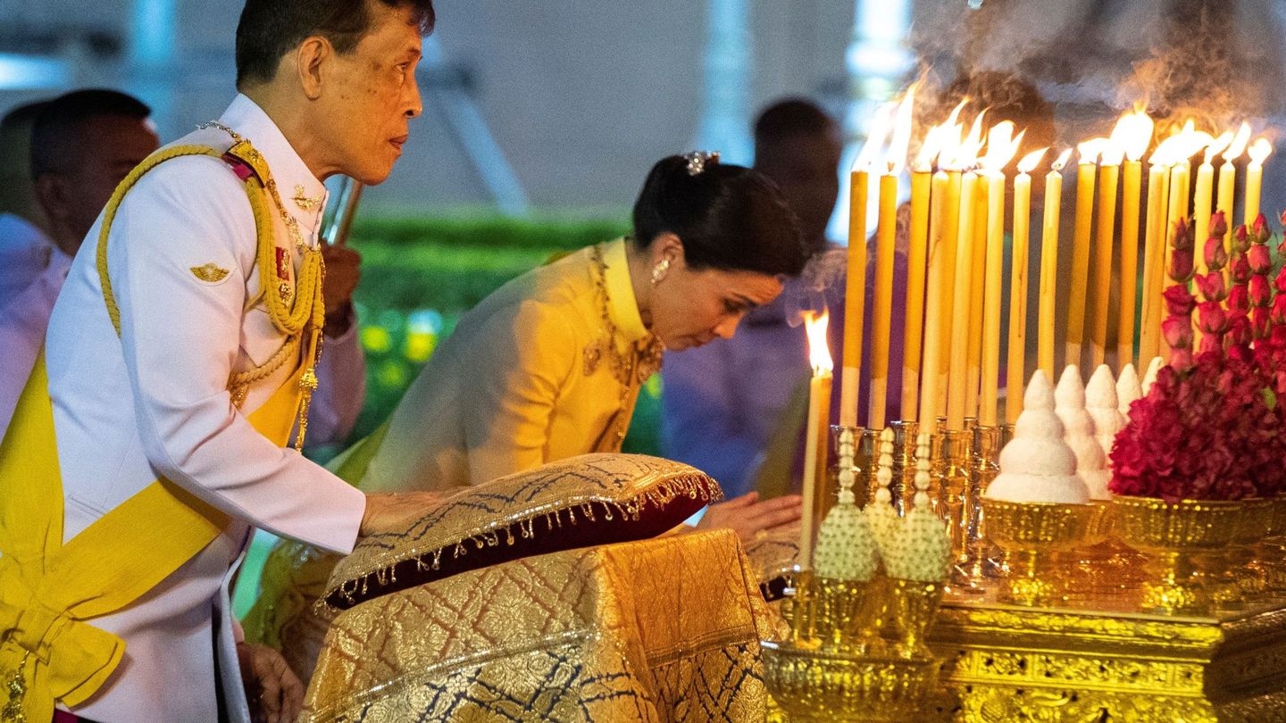 Con la reina Suthida, en Tailandia, el pasado mes de abril. (Reuters)