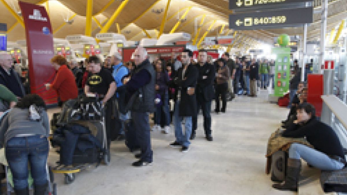 Los aeropuertos españoles recibieron 37,83 millones de viajeros hasta marzo, un 3,4% más
