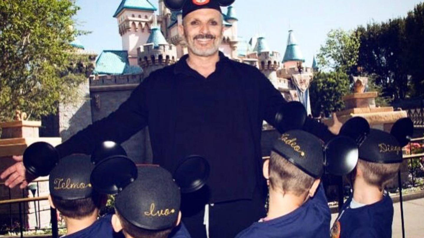 Miguel Bosé, con sus hijos en Disneyland en 2017. (Instagram)