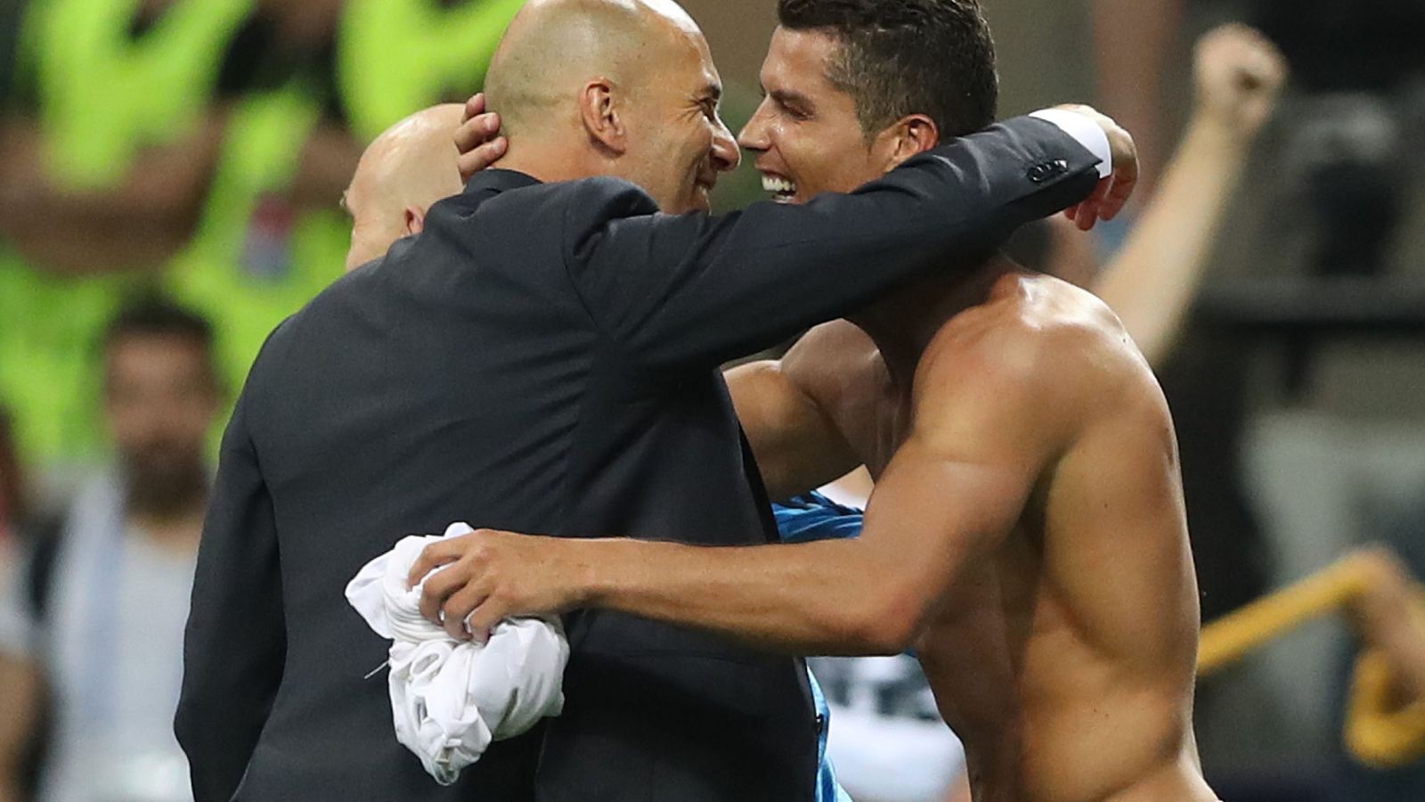 Foto: Zidane y Cristiano Ronaldo se abrazan tras ganar la Champions League en Milán (Reuters)