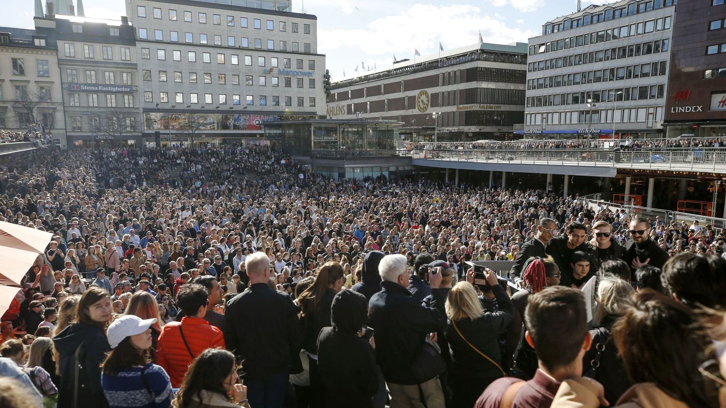 Cientos de personas en Estocolmo (Suecia) recuerdan a Avicii un día después de su muerte | EFE
