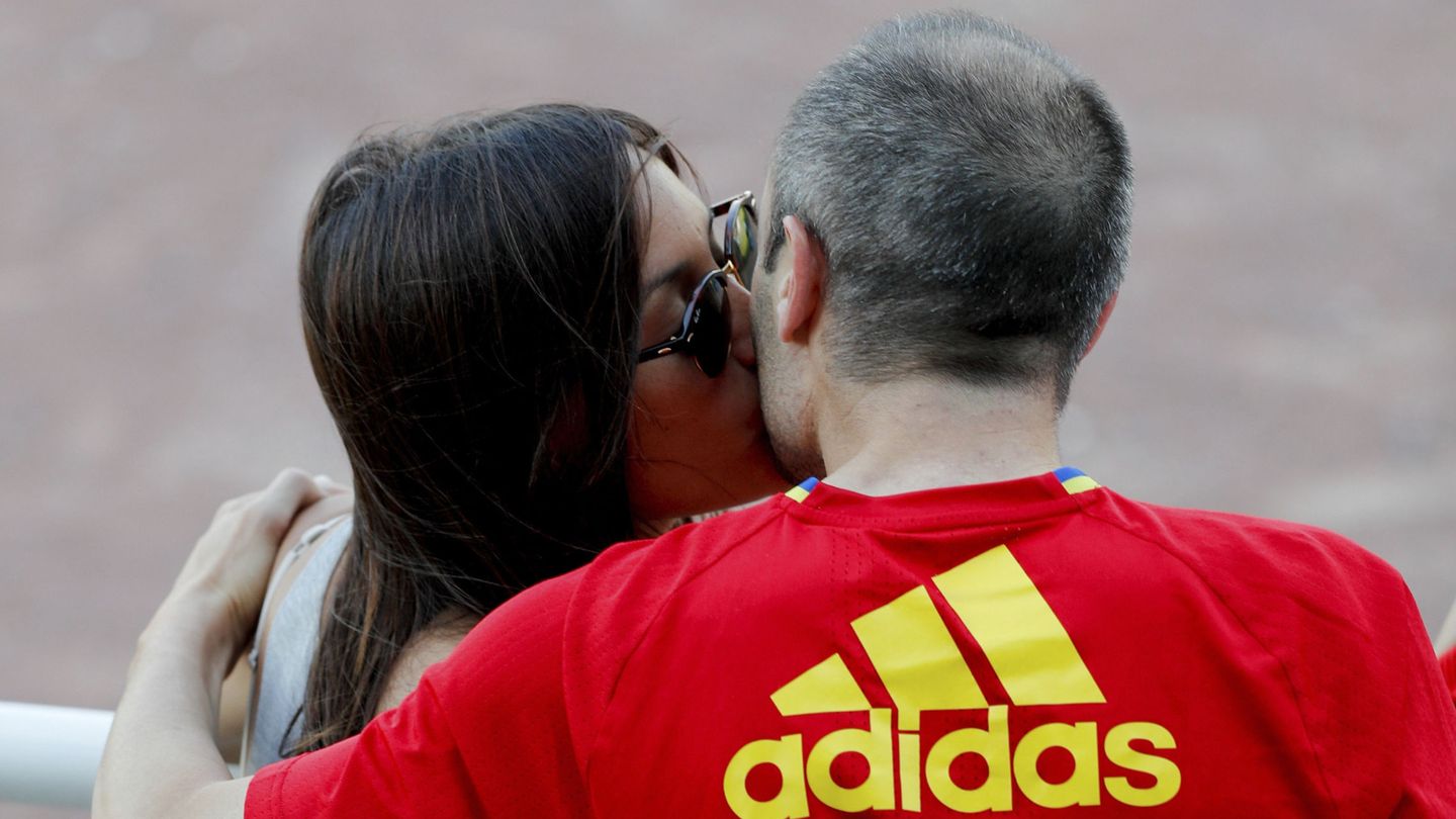 Andrés Iniesta, besando a su mujer, Anna Ortiz. (EFE/JuanJo Martín)