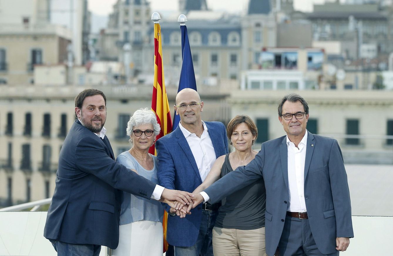 Oriol Junqueras, Muriel Casals, Raül Romeva, Carme Forcadell y Artur Mas en la presentación de la lista unitaria. (EFE)