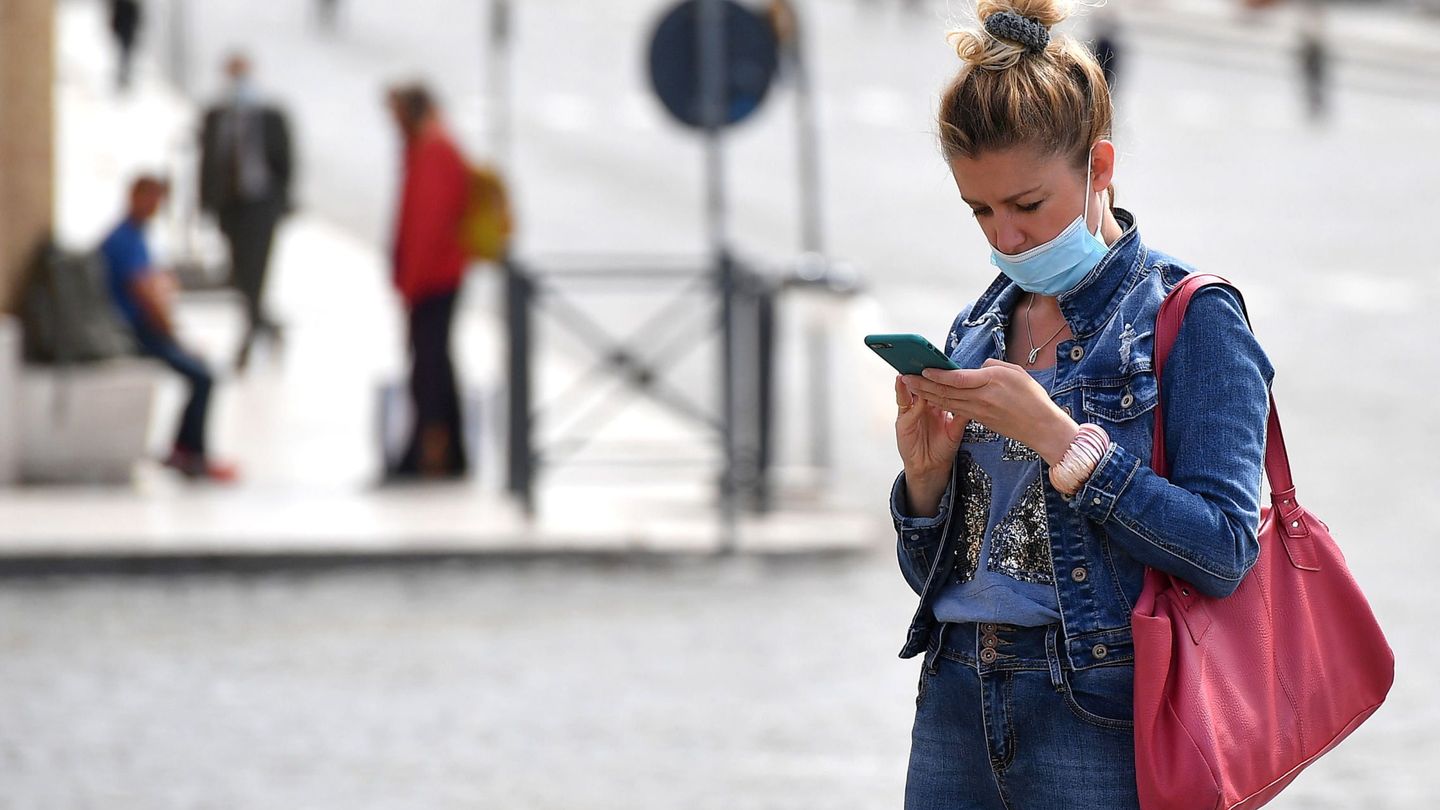 Una mujer consulta su teléfono móvil en Roma. (EFE/EPA/Ettore Ferrari)