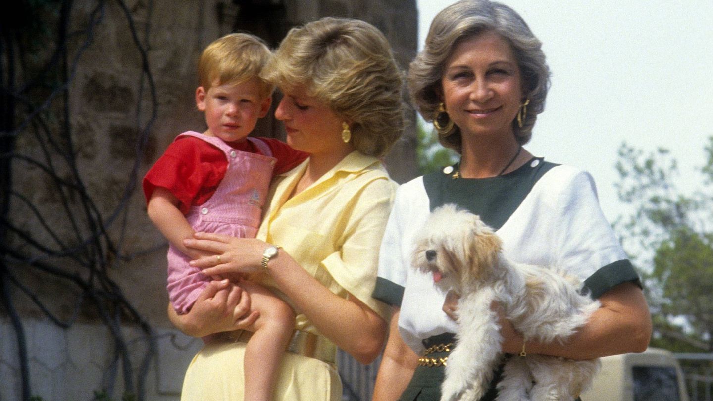 Lady Di con su hijo Harry junto a la reina Sofía en Mallorca. (Cordon Press)