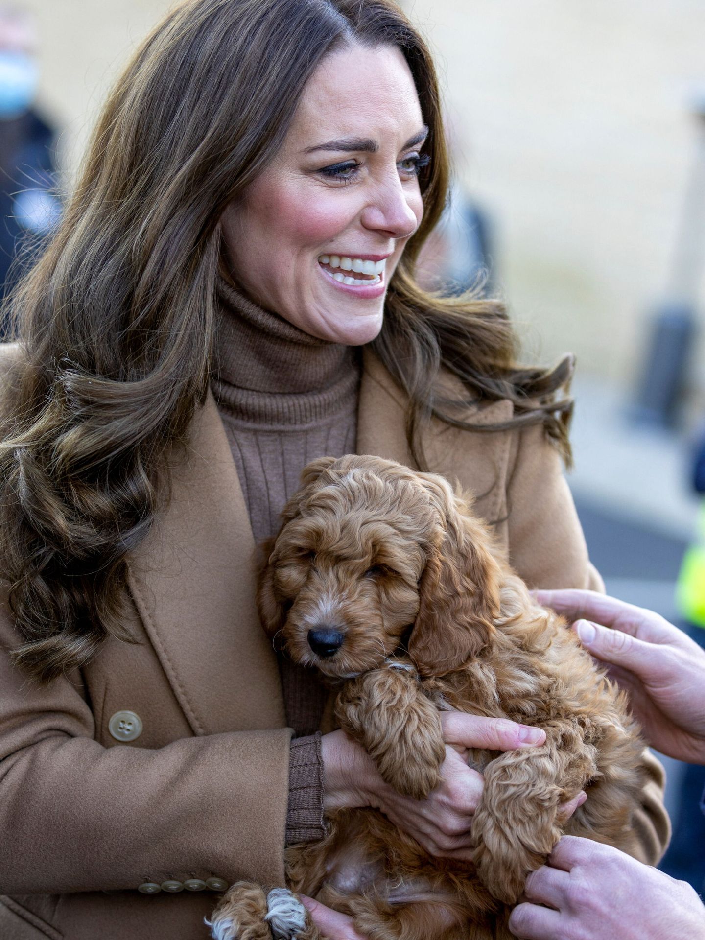 La duquesa de Cambridge, con el cachorro. (Reuters/Pool/James Glossop)