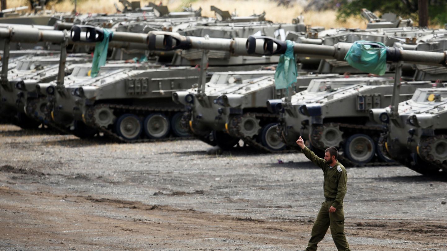 Un soldado israelí, este miércoles 9 de mayo, en los Altos del Golán. (Reuters)