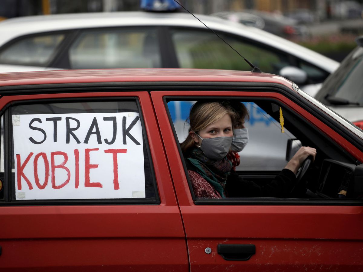 Foto: Protestas en coche en Varsovia contra la nueva ley del aborto (Reuters)