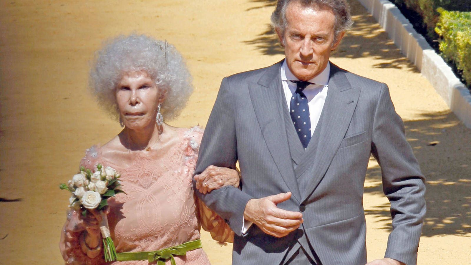 Foto: La Duquesa de Alba junto a su tercer marido Alfonso Díez 
