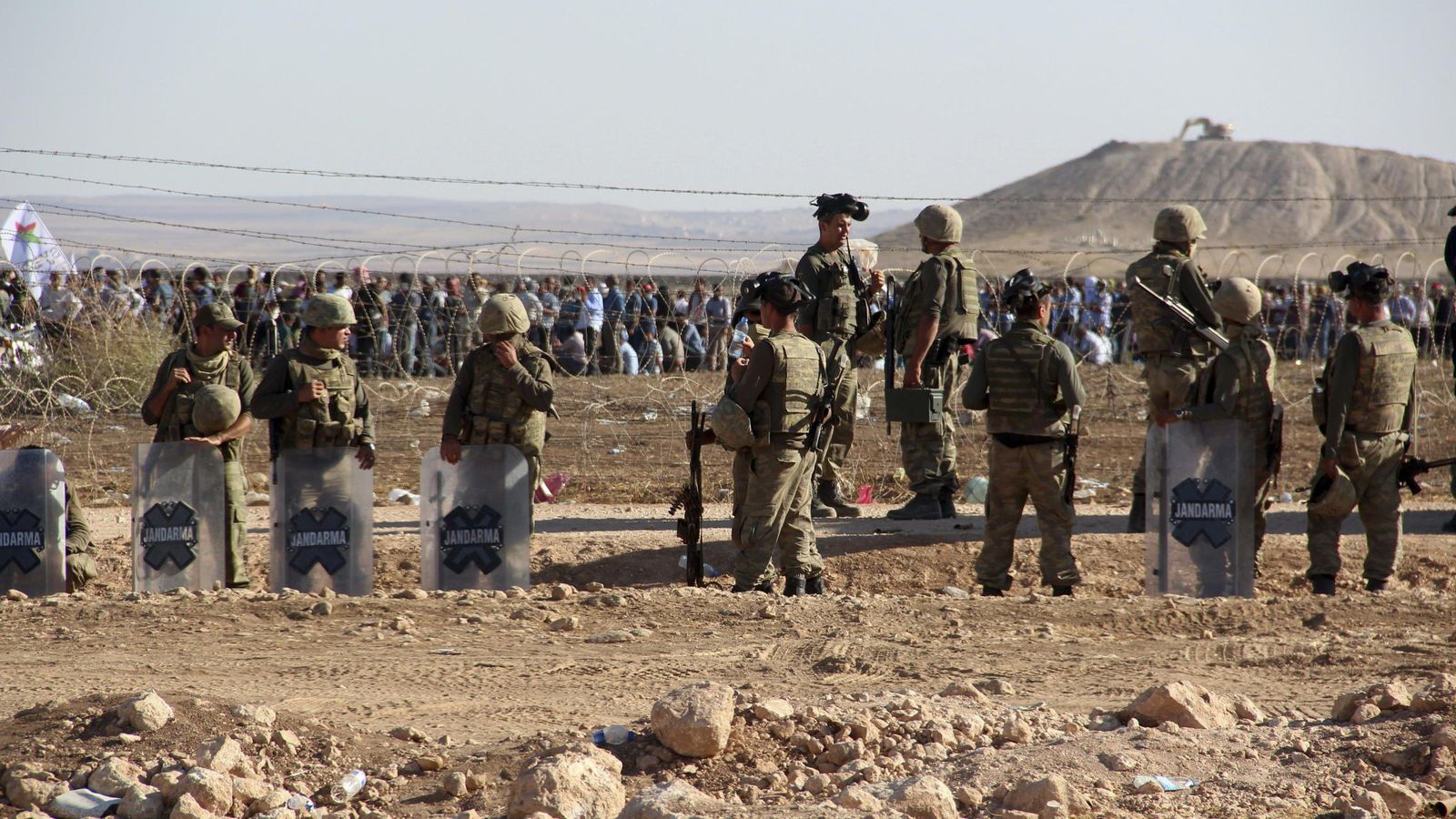 Foto: Gendarmes turcos vigilan vigilan ante el retorno de militantes del ISIS desde Siria. (EFE)
