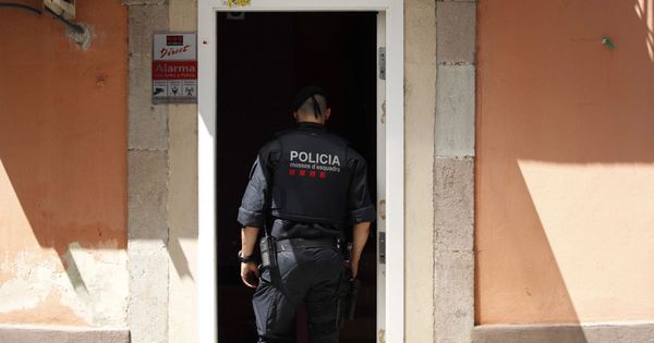 Foto: Un agente de los Mossos en Barcelona. (EFE)