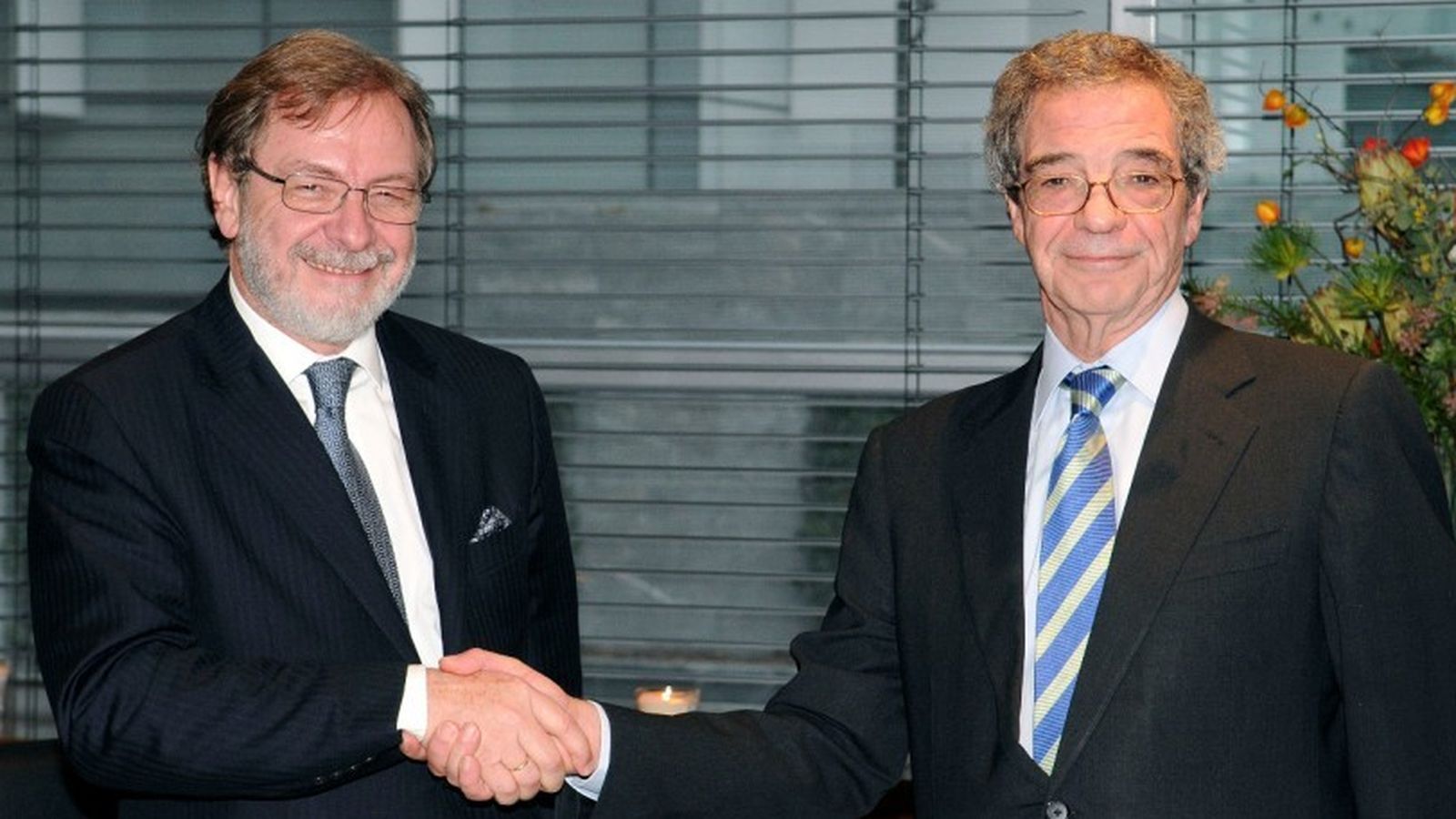 Foto: Juan Luis Cebrián y César Alierta en mayo del 2014, el día de la firma del acuerdo. (EFE)