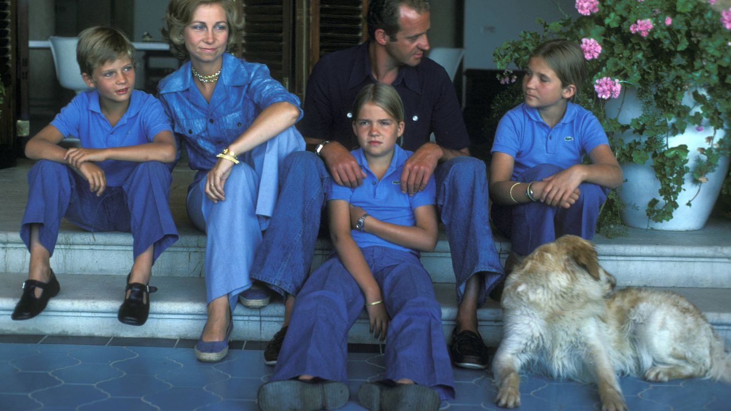 Los Reyes eméritos con sus hijos en Marivent en 1976. (Getty Images)