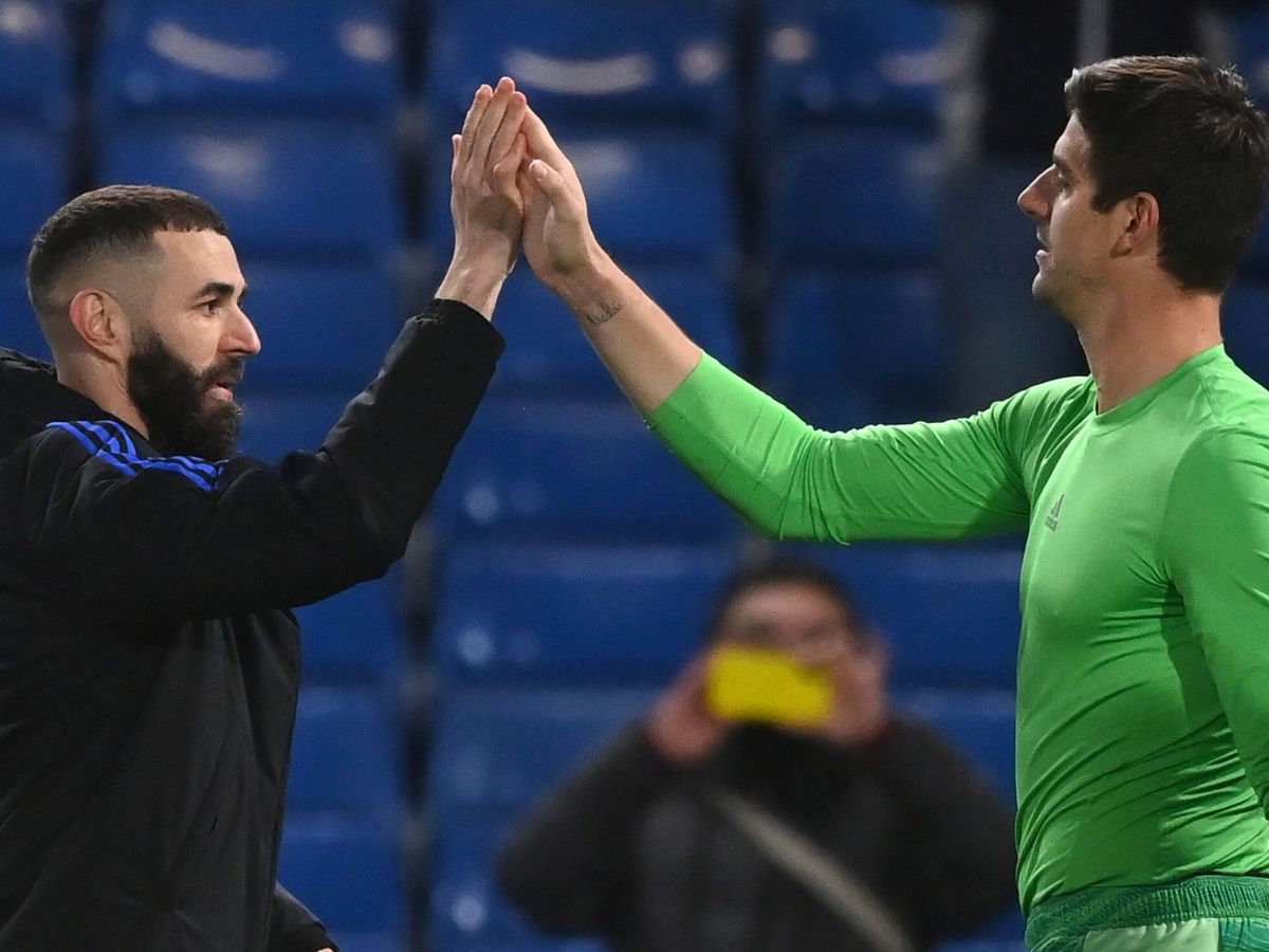 Foto: Courtois y Benzema se saludan después de la eliminatoria ante el Chelsea. (EFE/Neil Hall)