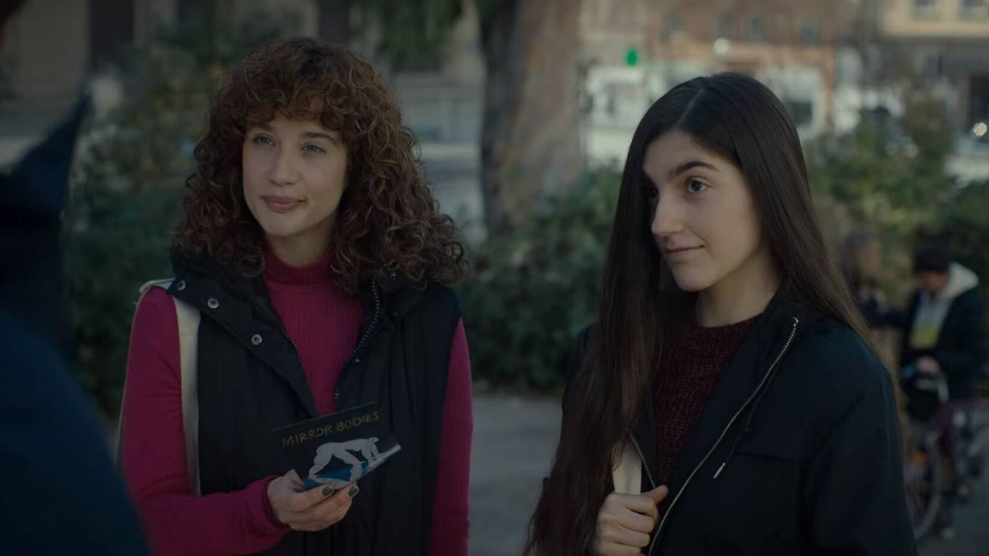 Paula Losada junto a María Pedraza en 'Las niñas de cristal'. (Netflix)