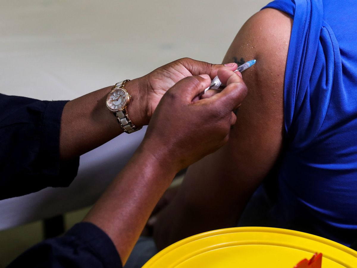 Foto: Vacunación en Sudáfrica. (Reuters)