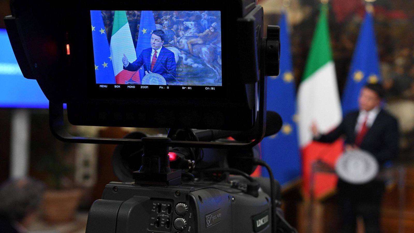 Foto: El primer ministro italiano, Matteo Renzi, visto desde una cámara de televisión mientras ofrece una rueda de prensa. (EFE)