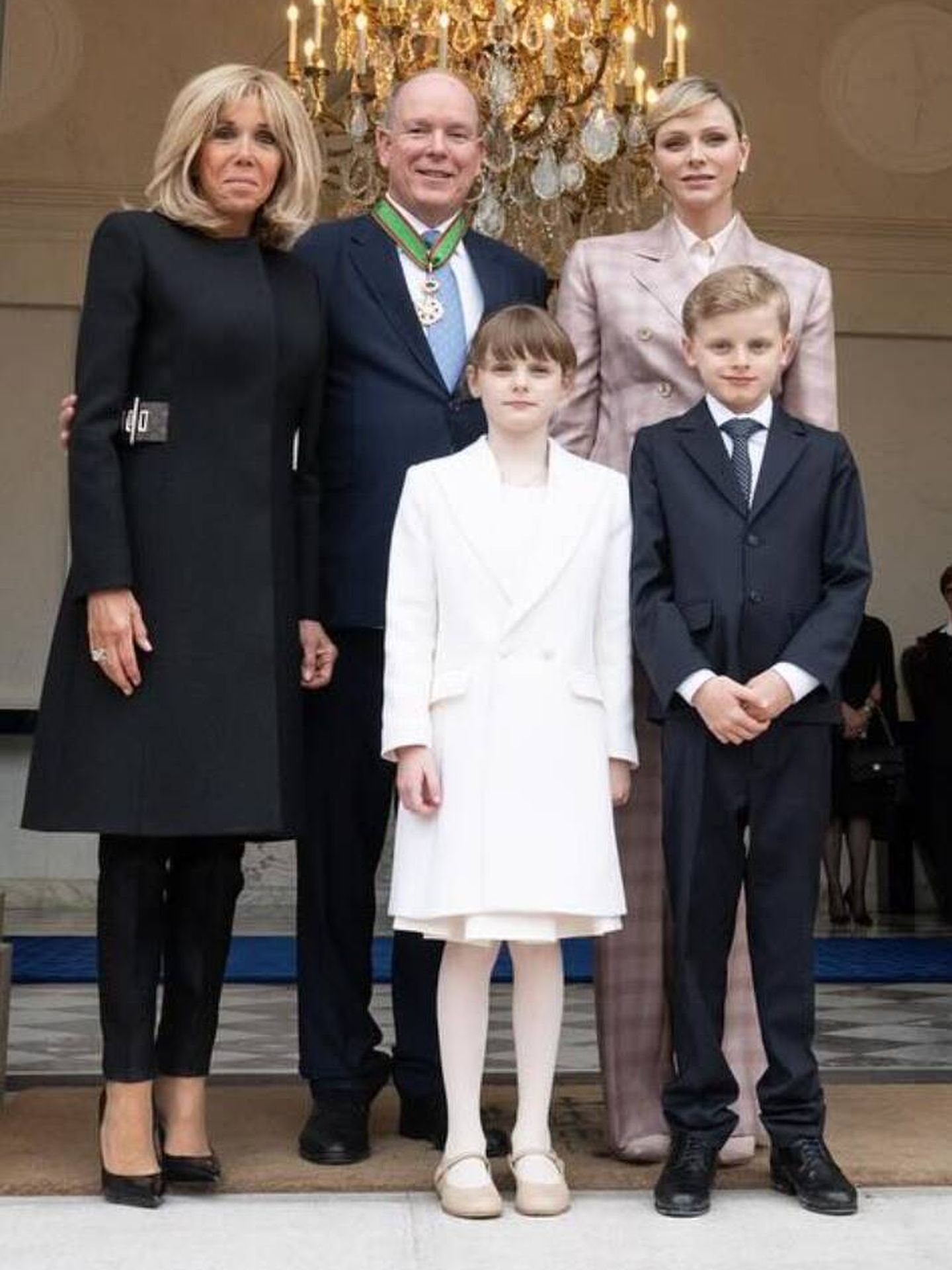 Los príncipes, con sus mellizos y Brigitte Macron. (Princely Palace)
