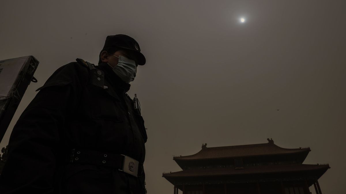 Pekín amanece envuelta en niebla marrón por contaminación y una tormenta de arena