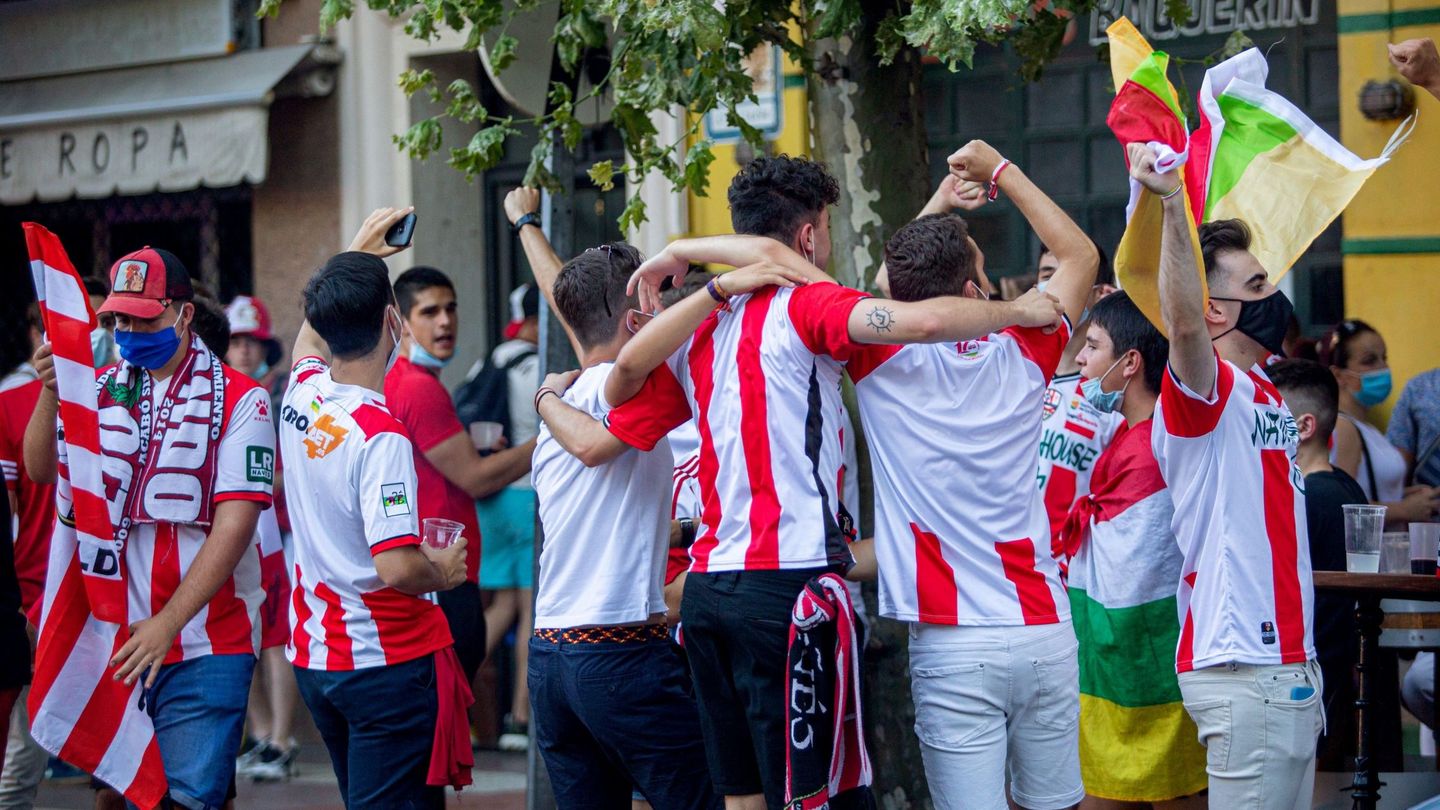 Aficionados jóvenes de Logroño animan a su equipo en un 'play-off' de ascenso. (EFE)